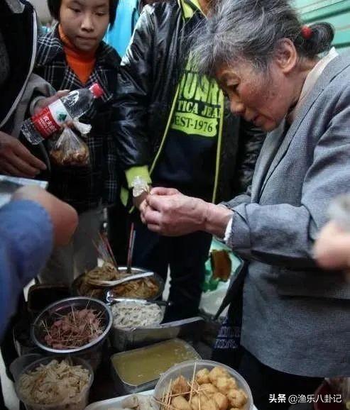 还记得“一毛钱奶奶”吗？6年前爆红网络，邓超陈赫近日前去拜访