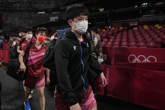 罕见！日本名将这一举动，被国内球迷点赞：球好，人品更好