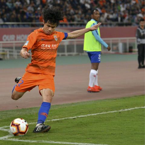 足球运动员踢球快乐么的长尾关键词有哪些