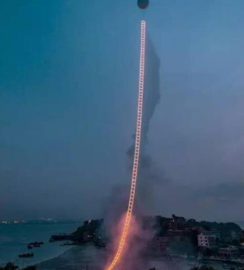 烟花爆竹能呈现出绚丽的色彩主要原因是