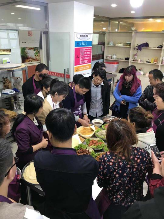 食创小吃创业：90后小伙家境贫困被悔婚，开火爆小吃店，寻得真爱