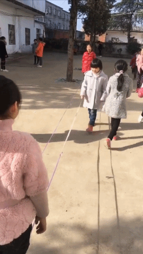 农村以前没有手机玩具，女孩子们玩什么游戏怎么打发时间的呢