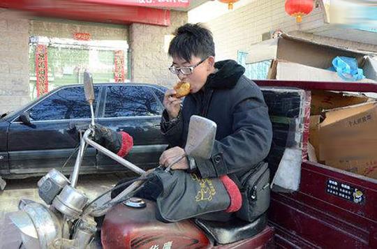 老一辈农民工没文化挣钱少，可新一代的农村大学生工资也太低了