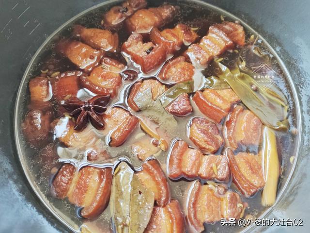 做红烧肉等深色菜肴时一般会选择哪种酱油来上色