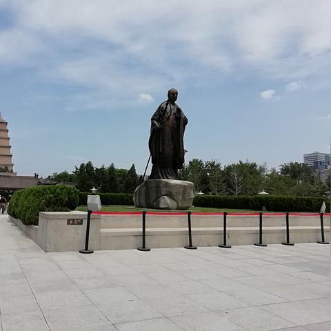西安市大雁塔雕像叫什么