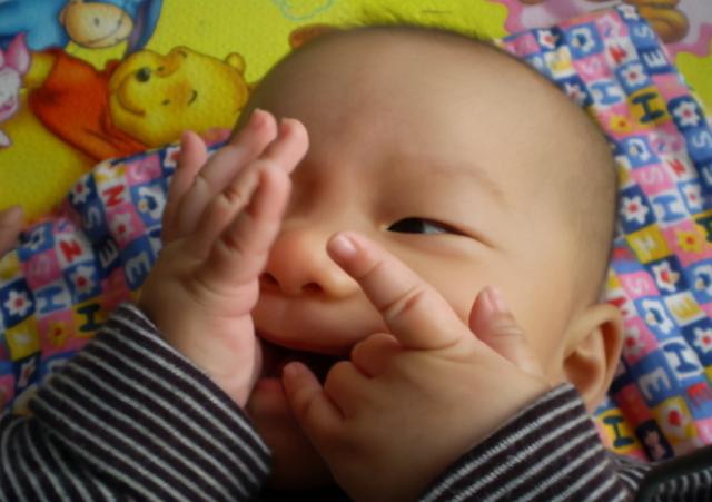 宝宝为什么爱吃手手