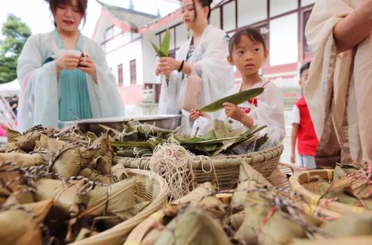 都江堰端午习俗串串香，快来尝一尝~“沐兰汤”、五彩绳、悬挂蛋兜、雄黄点“王”你知道几个？