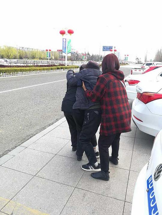 青岛莱西七旬老人意外摔伤倒地不起，幸遇民警巡逻偶遇及时施救