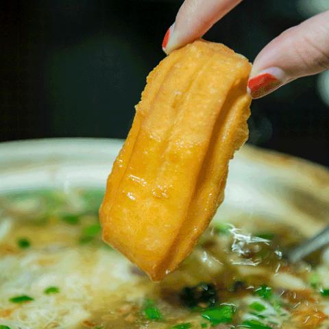 福建14岁男孩帮父母炸油条，1天炸700根，你怎么看？