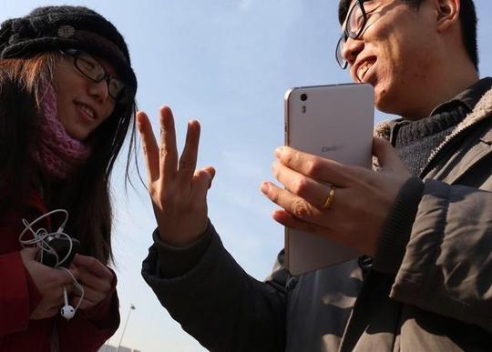 坑队友！郑州街头大妈卖力乞讨，大爷却在偷偷玩手机，被人揭穿
