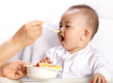 纯母乳喂养的宝宝几个月加辅食 纯母乳喂养的宝宝几个月加辅食