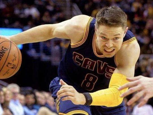 被nba列入黑名单的装备：弹簧球鞋被禁止，乔丹aj1被禁穿一炮而红