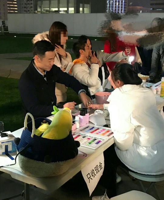 《丈夫们浪漫旅行》开启，杜江贴膜凌潇肃卖唱，四位老公各显神通