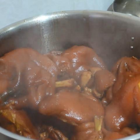 有一万元本钱，想在西安市摆地摊卖小吃，发展哪方面的小吃能收入更稳定些？