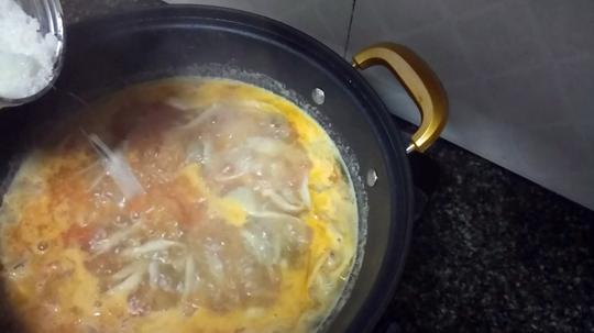 大厨教你：西红柿蘑菇汤最鲜香的快手做法，营养开胃，越喝越香