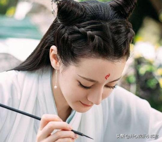 女星牛角包发型大赏：赵露思的太搞笑，迪丽热巴全靠颜值撑着
