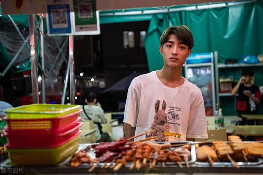 烧烤店老板会做生意，专挑顾客“痒点”做活动，靠策略半年赚90万