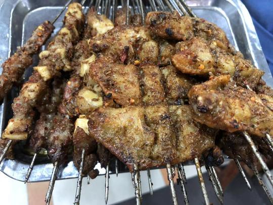 郑州工二街方建营烧烤，羊肉串还卖三块钱一串，肉粒饱满冒油星子
