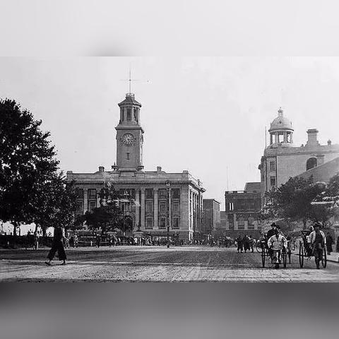 1927年7月25日谁在武汉召开？