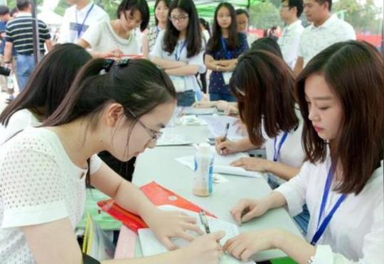 女大学生拍短视频月入70万，边学习边赚钱，评论区却吐槽不断