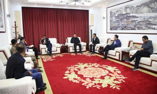 经济日报内蒙古记者站站长陈力走进阿尔山森工公司挖掘林区文化内涵