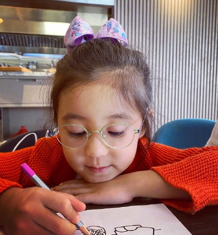 贾静雯女儿咘咘先天弱视是真的吗 贾静雯女儿咘咘先天弱视是真的吗