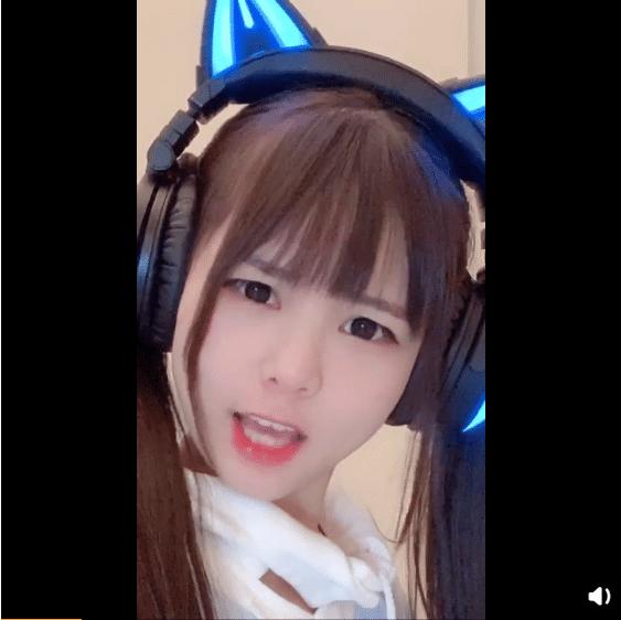 快手怎么直播吃鸡用手机（在电影快手枪手快枪手中说到大漠女子拿着蓝色毯子骑马）
