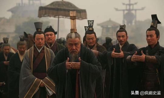 君主想讨伐敌国，感觉难以取胜很苦恼，大臣声称高价买鹿敌国必败