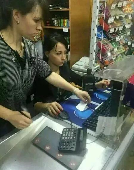 记录在俄罗斯做生意的生活，当地9点以后不卖酒，盖楼最长能8年