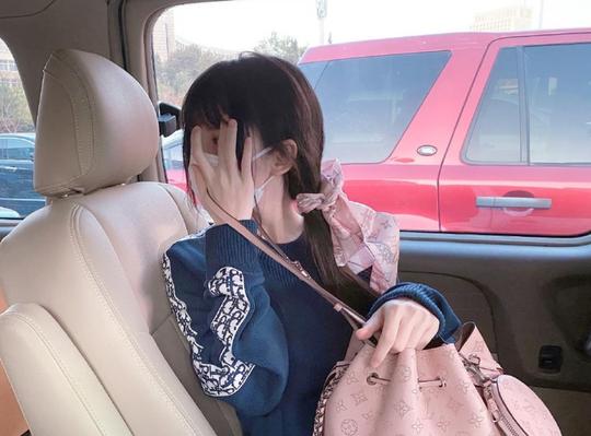 蔡萝莉偷偷点赞，一年都没碰过的衣服，又有想法了？