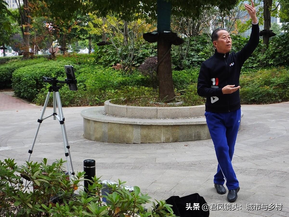 抖音怎么評論跳舞好的人_哥已不是當年的哥男女對跳舞為什么這么火啊 運營百科