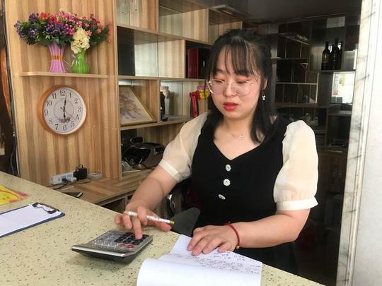 90后姑娘创业致富不忘带富乡亲