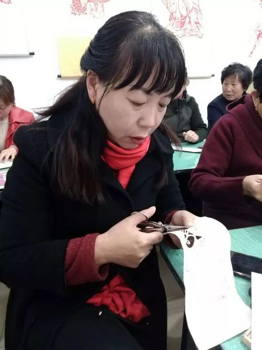 技能培训暖人心巾帼创业在行动——黎城县特邀剪纸非遗传承人授课