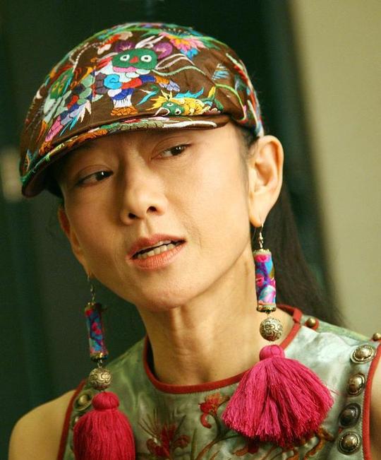 杨丽萍短视频下的一条评论，引发了热议，女人到底该不该生孩子？