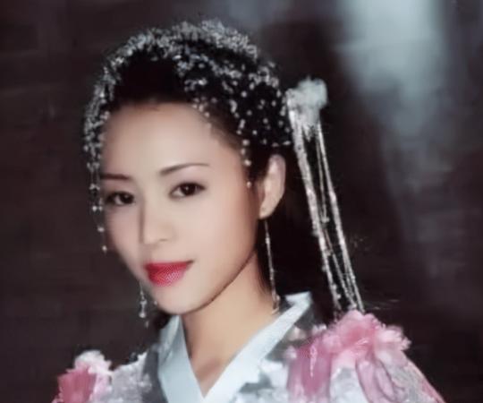 “穷”剧组没钱买“珠宝”，用塑料小花代替，却意外成就经典
