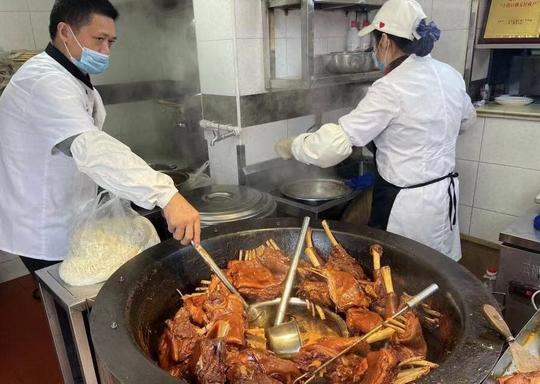 上海藏在小区里的一家羊肉馆，曾经连招牌都不挂，但却不愁没生意