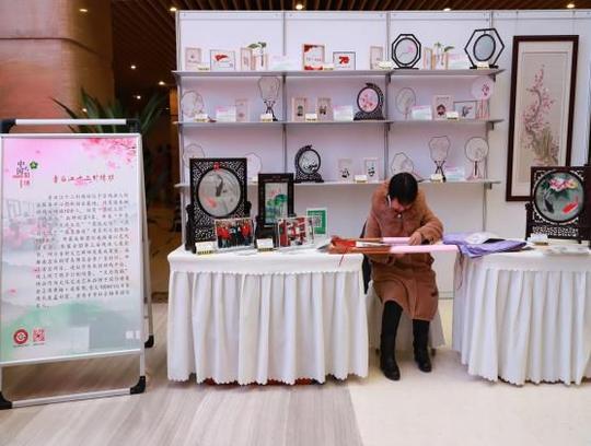 国际残疾人日|青白江十二针绣坊参加成都市残疾人文创作品展