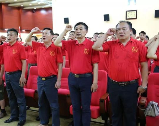 一声战友一生情，这名老兵扛起“战友”队伍大旗