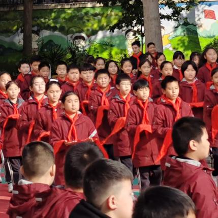 小学入少先队一年入几批？