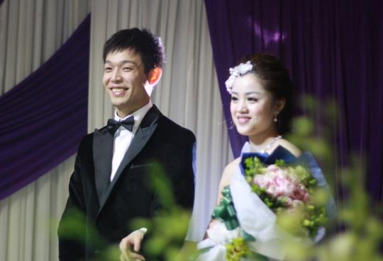 射击冠军朱启南现状：36岁当主任，妻子出自名门，育有双胞胎女儿