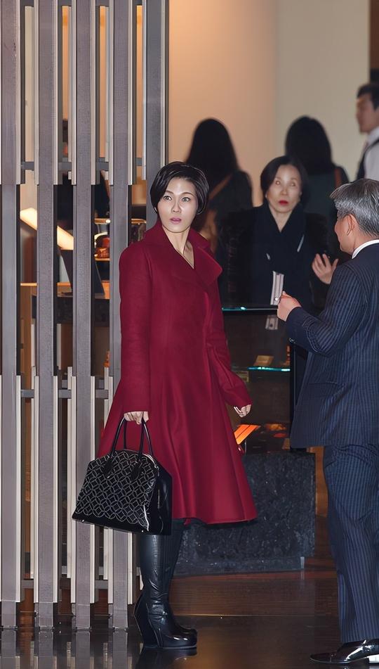 她是三星会长最低调女儿，掌管集团时尚领域，留短发穿风衣气场强