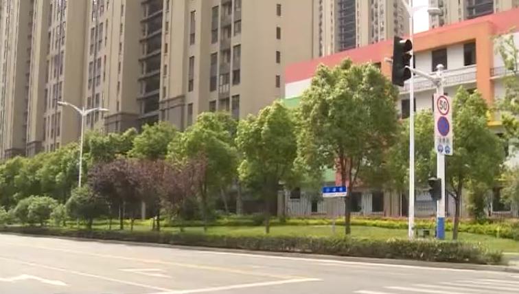 没有红绿灯只有行人灯为什么有的地方十字路口只有黄灯没有红绿灯