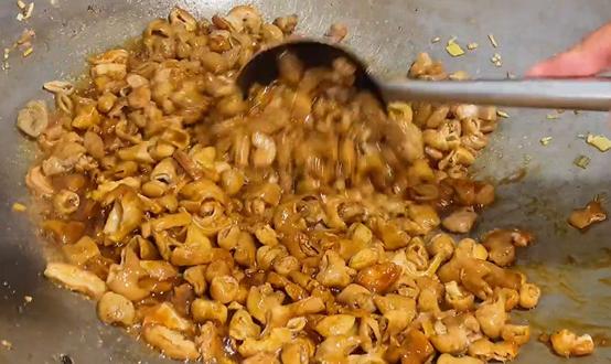 美食店里卖什么好卖（在中学门口卖什么小吃比较好）