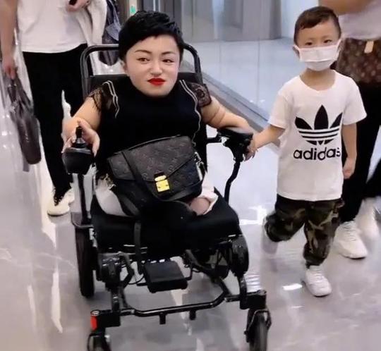 坐在轮椅上身高80厘米身残志坚的“瓷娃娃”勇创业，身家过千万