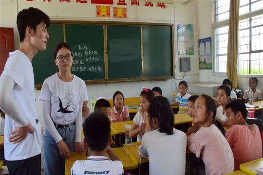 男老师“裸辞”年薪10万铁饭碗，直言不如送外卖，只因老师不好当