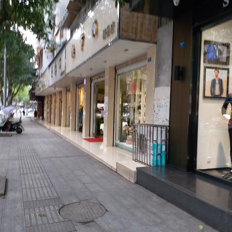 成都市热闹服装店在哪里