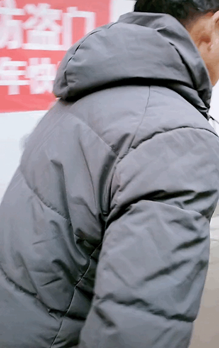 过年也不让人消停？你看多少人堵在大衣哥朱之文家门口等着拍照