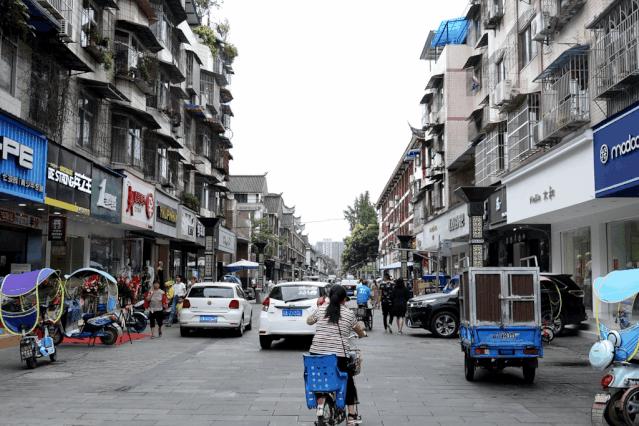 春熙路有什么美食街道（成都春熙路小吃一条街有哪些美食）