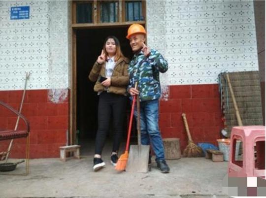 走上巅峰的52岁光头强,在下坡后妻子财产两失,如今在跑摩的为生