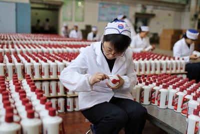 顾客包间吃饭发现服务员偷走茅台瓶盖，报警才知道小小瓶盖身价不菲，身后的造假团伙更是可怕